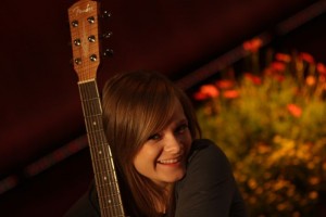 Laura Lo ieraksta dziesmu latviešu valodā „Ar bez tevis"