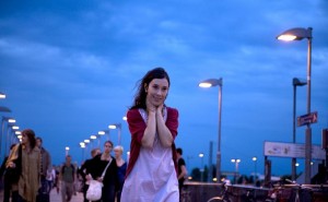 Kino Bize demonstrēs Feo Aladagas debijas filmu "Svešā"