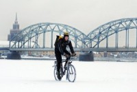 Velokurjeri Daugavas ledu izmanto kā drošu transporta maģistrāli