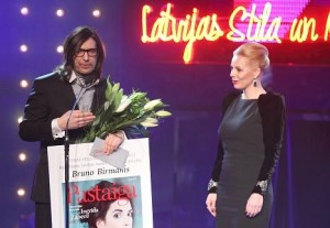 Bruno Birmanis saņem Balvu par ieguldījumu Latvijas modes attīstībā