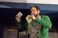 Foto: Laris Krēsliņš "Aptiekā" atver dzejoļu grāmatu