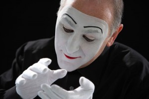 Spāņu mīms Karloss Martiness Latvijā atgriežas astoto reizi