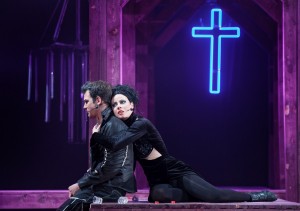 Liepājas teātrī pirmizrādi piedzīvos laikmetīgā melodrāma „Lukrēcija Bordžija”