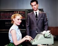 Franču komēdija „Populārā jaunkundze” - 50. gadu šarms tērpos, frizūrās un cilvēku attiecībās