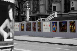 Mākslas muzeja būvžogs pārtop košā pilsētvides izstādē