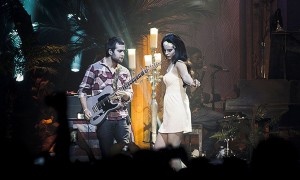 Lanas Del Rey koncerti Eiropā pulcē tūkstošiem fanu