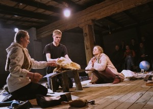 Dirty Deal Teatro piedalās Muzeju naktī ar izrādi “Paspēlēsim mājās”