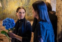 Foto: Dace Lielā atklāj gleznu izstādi "Ārpusē"