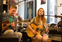 Astro’n’out Galapagai dziedās angliski