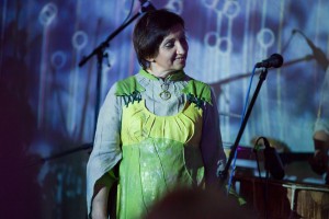 Foto: Biruta Ozoliņa un DJ Monsta koncertā Botāniskā dārza Šķūnī