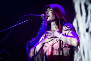 Foto: Ekscentriskais māsu duets CocoRosie koncertē Palladium