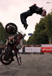 Ātruma Festivālā skatītājus priecēs Eiropas spēcīgākie moto triku meistari