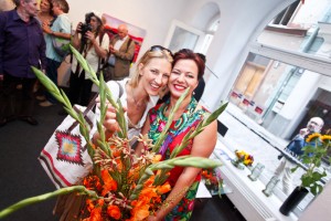 Foto: Signe Vanadziņa atklāj gleznu izstādi