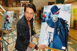 Kašers atklāj krāšņu fotoizstādi