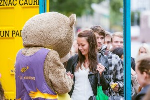 Garāmgājējus pārsteidz neikdienišķa instalācija Vecrīgā