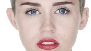 Mailija Sairusa izģērbjas jaunajā video "Wrecking Ball"!