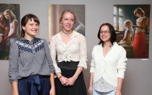 Foto: Atklāta Mētras Štelmaheres fotoizstāde "Mātes un meitas"