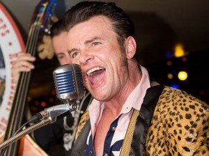 Foto: Latvijā viesojas pasaules līmeņa rockabilly zvaigzne