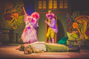 Izrādi „Trīs sivēntiņi un vilks Vilmārs” bērni uzņem ar ovācijām