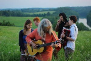 Nepieradinātā Folka Orķestris aicina uz koncertu Alā