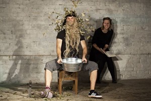 Dirty Deal Teatro top izrāde sākumskolēniem “Baltā grāmata”