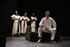 Valmieras teātra izrāde „Plūdi un saulgrieži Straumēnu skaņās” – raidījumu ciklā „Teātris.zip”