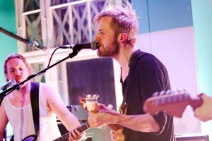 Foto: MaiNekk ar vienreizēju koncertu iepriecina Rīgas publiku