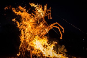 Pasaules ugunsskulptūru čempionātā Rīgā uzvar komanda no Krievijas