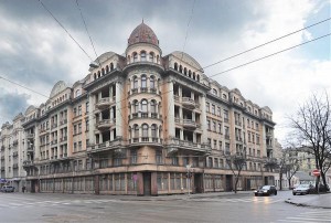 Stūra māja vērs durvis mākslas un vēstures interesentiem