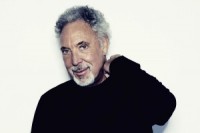 Leģendārais dziedātājs Toms Džonss šovasar uzstāsies Rīgā