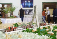 Pavasara Rīgas restorānu nedēļas atklāšanā labākie šefpavāri no ēdiena gatavo Rīgas arhitektūras pērles
